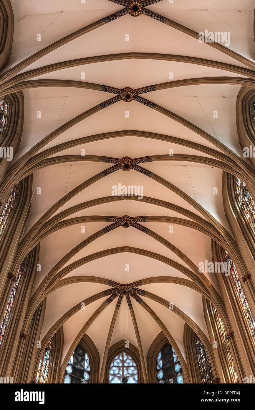 Erfurt, Deutschland - 27. März 2026. Vertikale architektonische Details aus gotischen Rippengewölben in einer historischen Kathedrale mit Buntglasrändern Stockfoto
