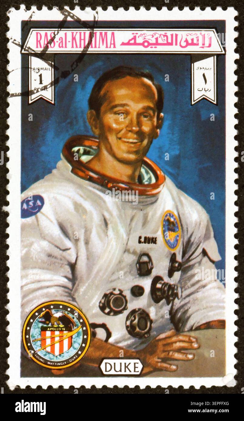 RAS AL-KHAIMAH - UM 1972: Eine in Ras al-Khaimah gedruckte Briefmarke zeigt Charles M. Duke, einen ehemaligen US-amerikanischen Astronauten, Mitglied der Mission Apollo 16 Stockfoto