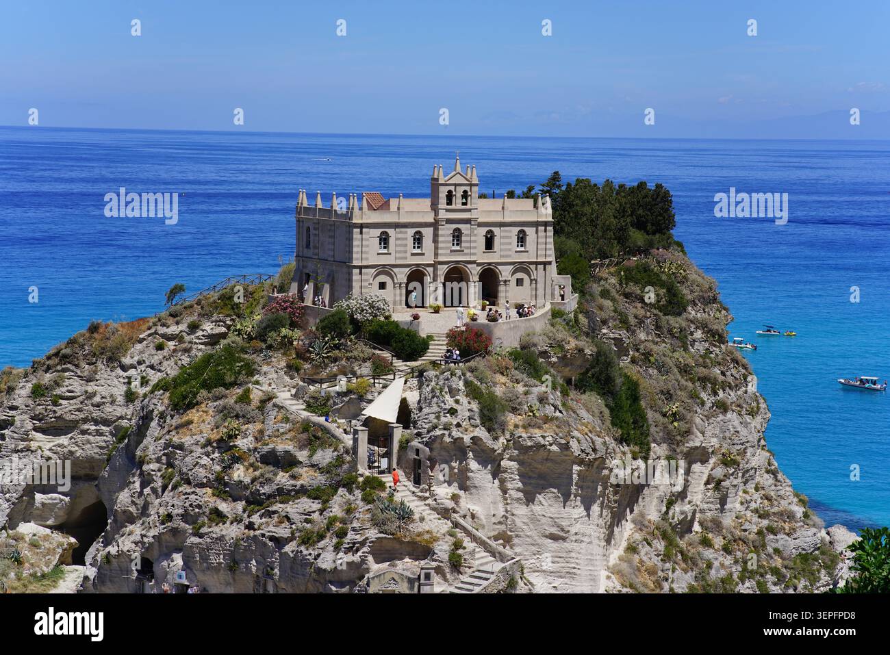 Panoramablick auf das berühmte Santuario di Santa Maria dell’Isola, dramatisch auf einer felsigen Klippe mit Blick auf das türkisfarbene Meer in Tropea, Calabr Stockfoto