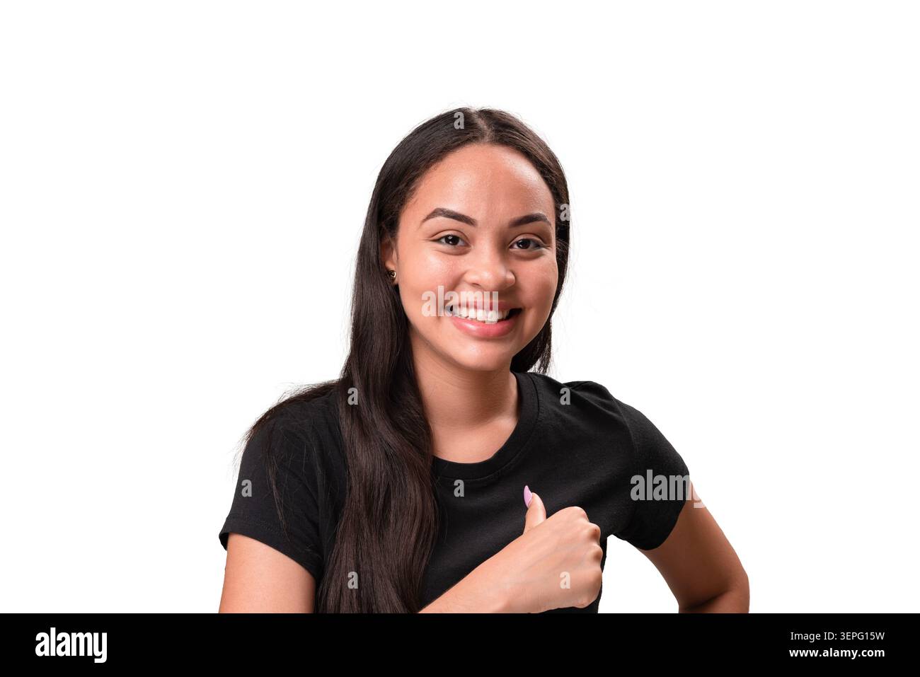 Fröhliche und selbstbewusste junge hispanische Frau, die mit einem zahnigen Lächeln in die Kamera blickt, Daumen nach oben drückt oder zustimmt. Studio Shot, der den Kunden repräsentiert Stockfoto