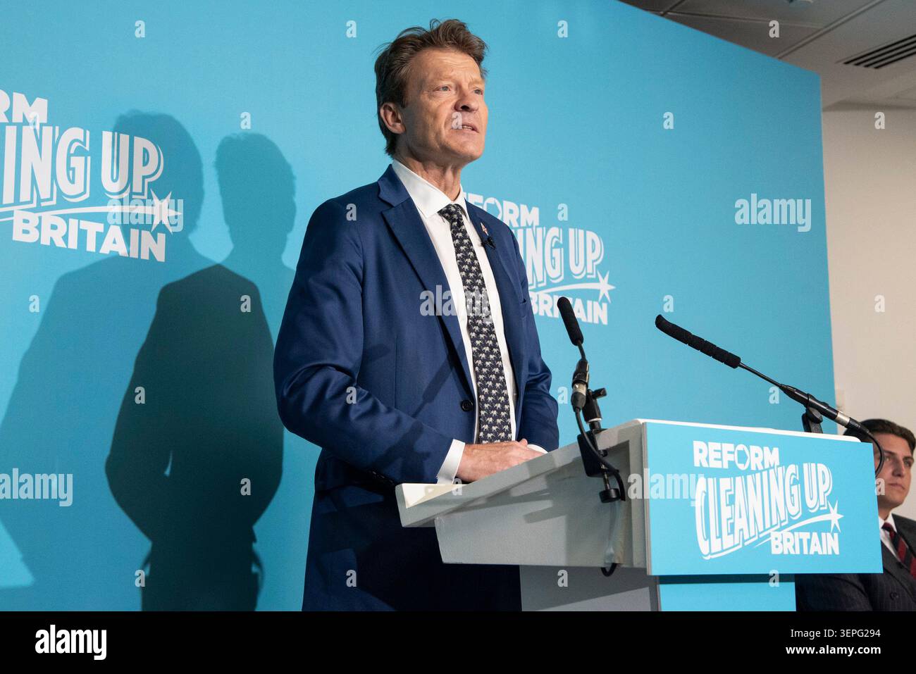 Richard Tice spricht auf der Pressekonferenz zum Thema Fly-Tipping. Kredit: Will Colebourne Stockfoto