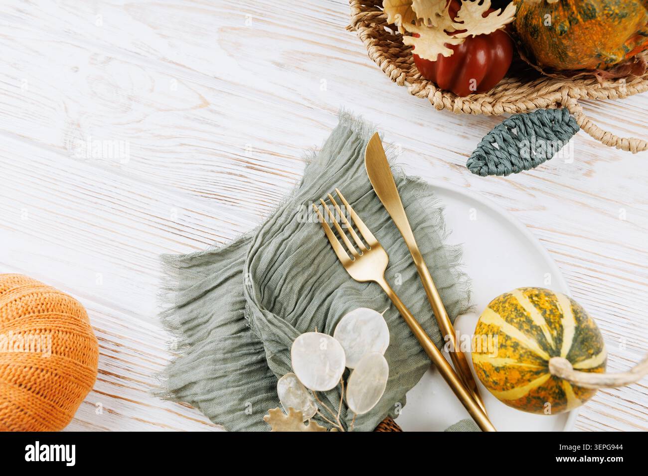 Thanksgiving-Atmosphäre mit grünen Stoffen und rustikaler Einrichtung Stockfoto