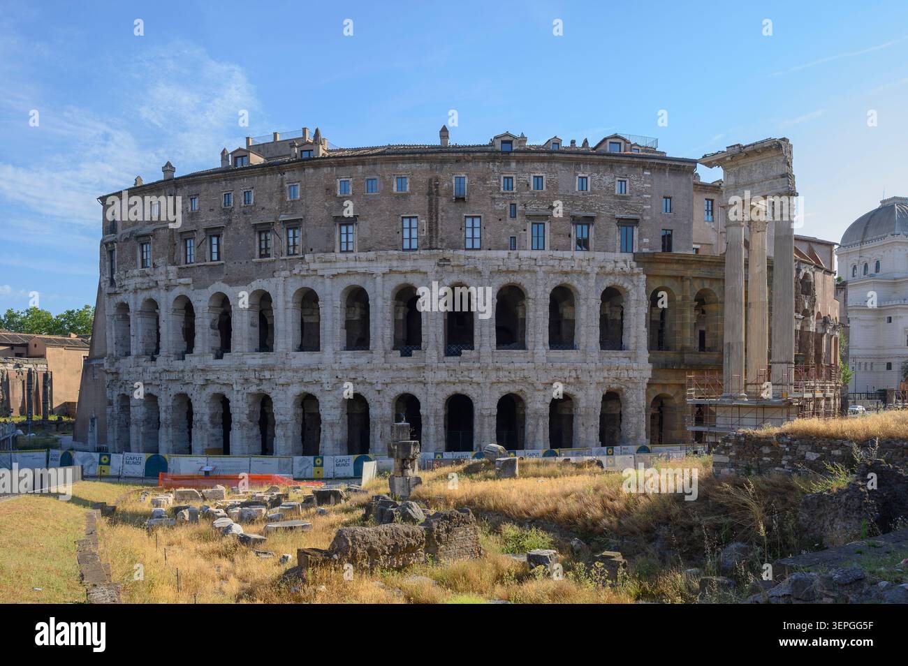 Theater des Marcellus und Tempel des Apollo Sosianus Ruinen unter blauem Himmel, alte römische Architektur, Rom, Italien Stockfoto