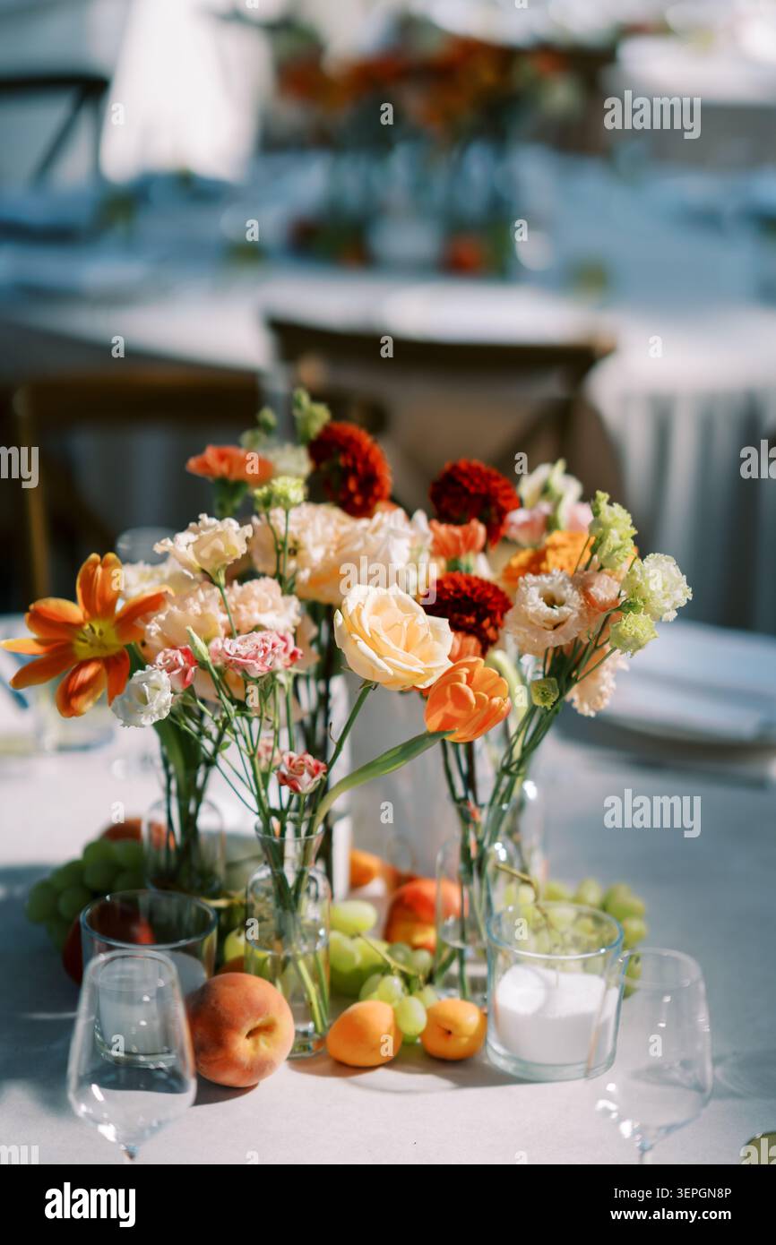 Eleganter Hochzeitstisch mit frischen Blumen und Obst Stockfoto