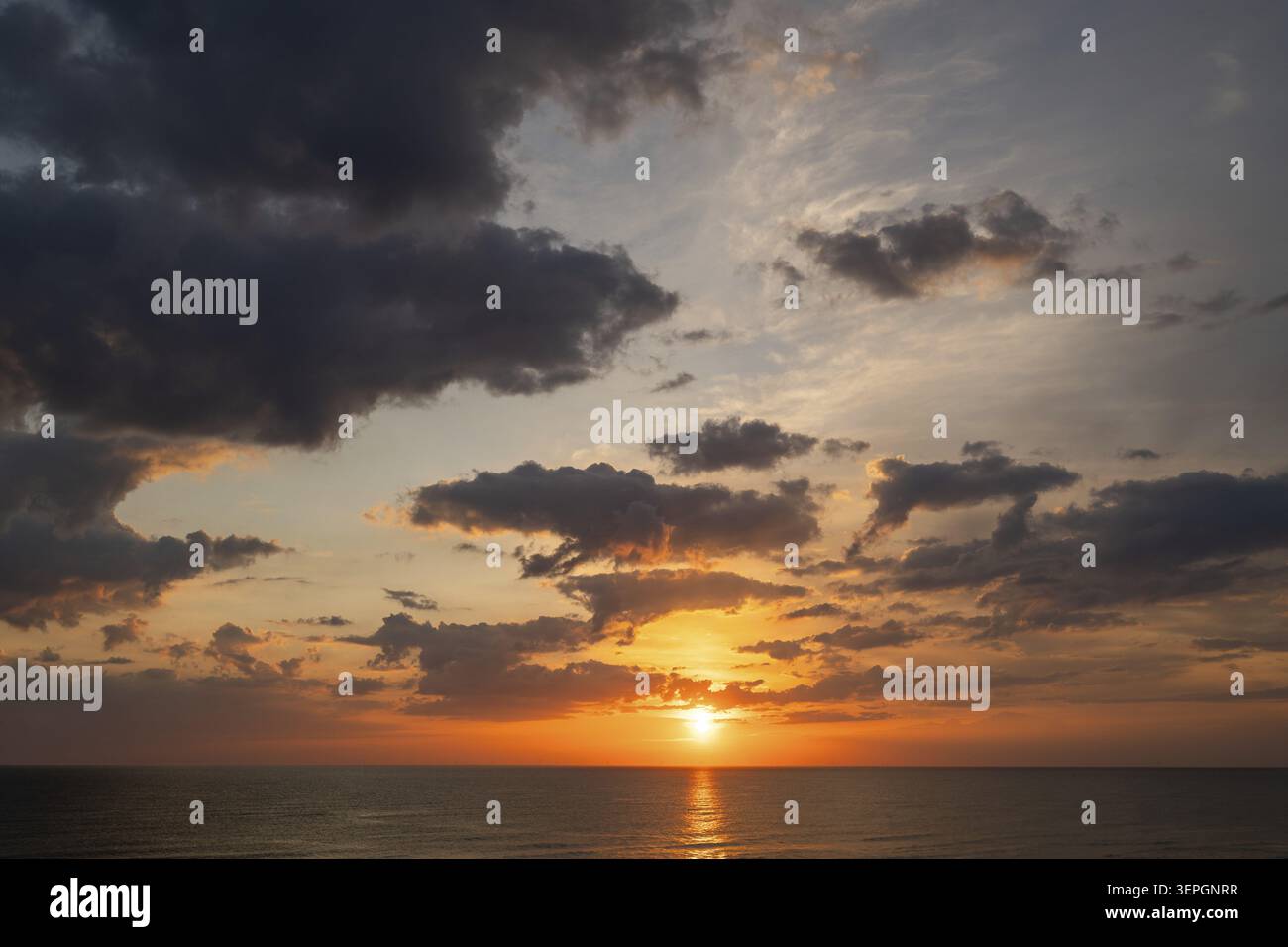 Sonnenuntergang und bewölkter, dramatischer Abendhimmel, Houvig Beach, Nordsee, Dänemark Stockfoto