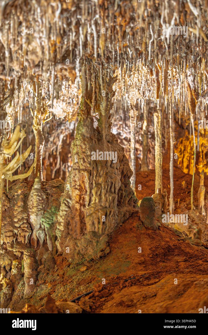 Nahaufnahme von Stalaktiten und Stalagmiten in den Höhlen von Grutas de Mira de Aire in Portugal Stockfoto