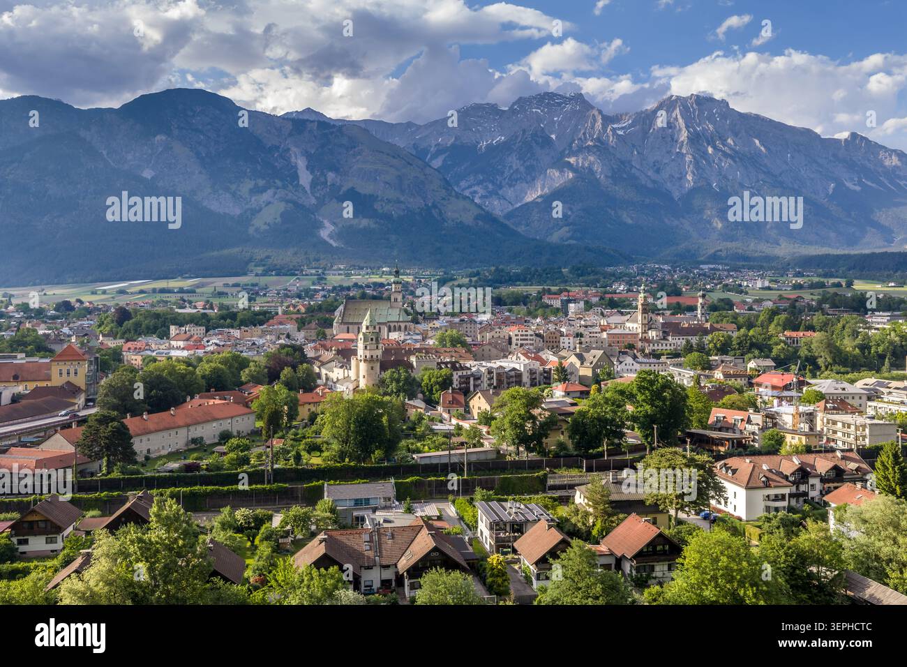 Blick aus der Vogelperspektive auf die historische Salzbergstadt Hall in Tirol, Tirol, Österreich, mit der dramatischen Kalksteinmauer des Karwendelgebirges Stockfoto