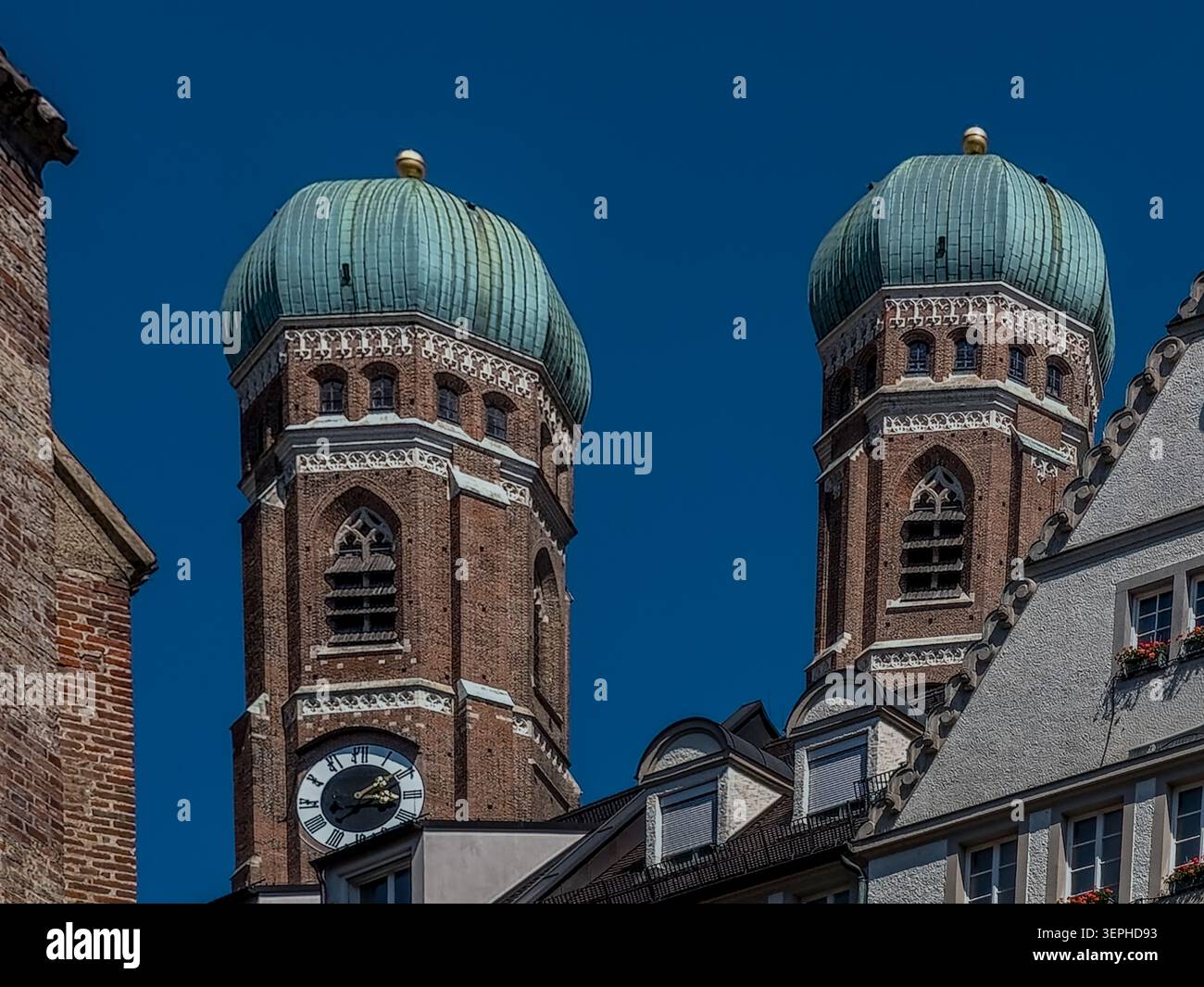 Blick aus der Nähe auf die beiden markanten grünen Zwiebeltürme der Frauenkirche - den Dom unserer lieben Lieben Frau - in München, Bayern, Deutschland. Stockfoto