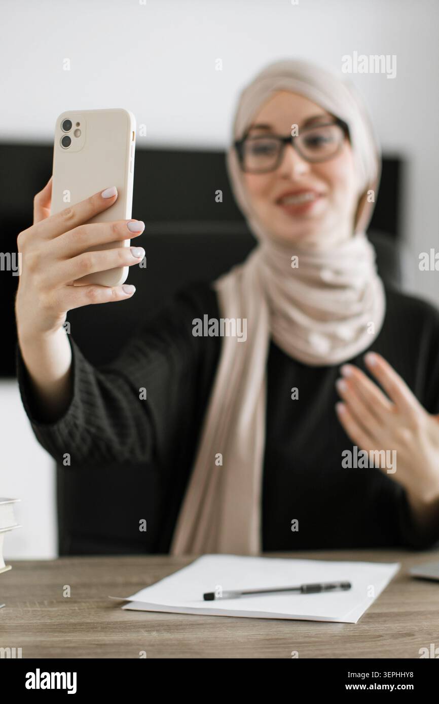 Frau Filmt Sich Mit Telefon Stockfoto