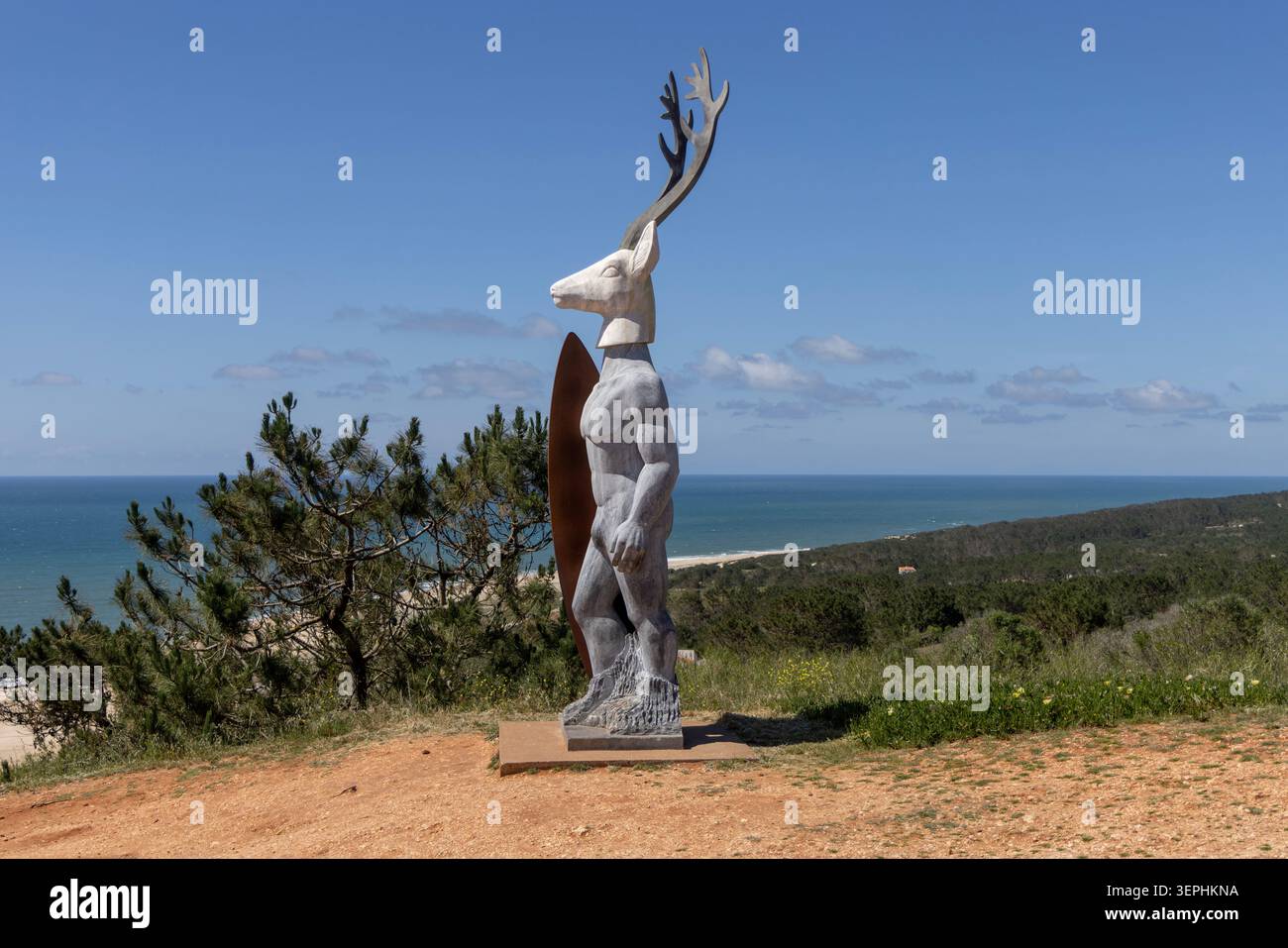 Nazare, Portugal - 6. Mai 2026: Das legendäre Veado Surfista Monument steht auf der malerischen Klippe des Atlantischen Ozeans Stockfoto