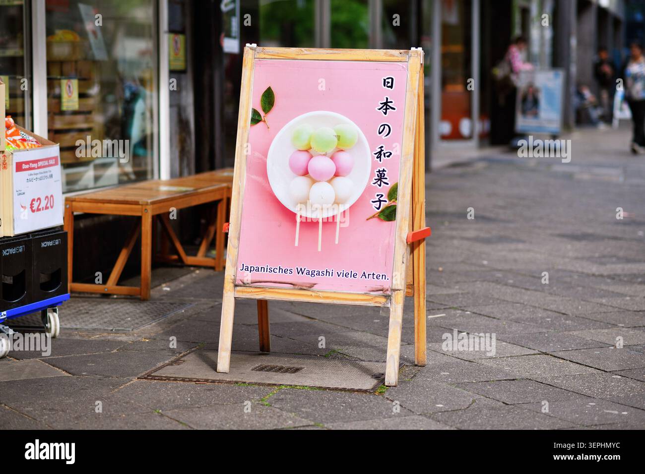 Düsseldorf, Deutschland - 9. Juni 2026: Schild mit traditionellem japanischem Wagashi vor einem asiatischen Supermarkt im Stadtteil Little Tokyo Stockfoto