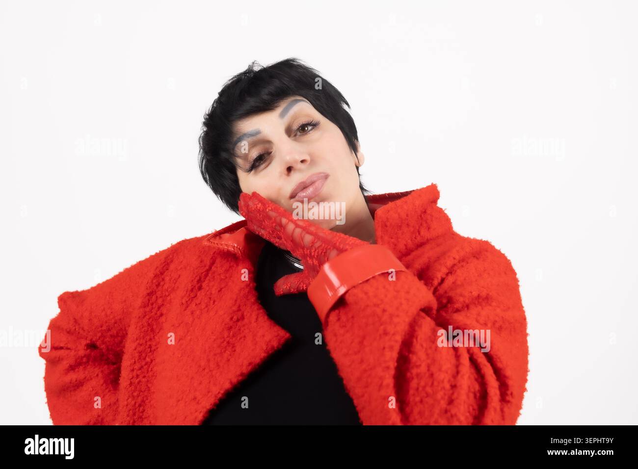 Attraktive Frau in Übergröße, die ihren Kopf neigt und selbstbewusst posiert Stockfoto