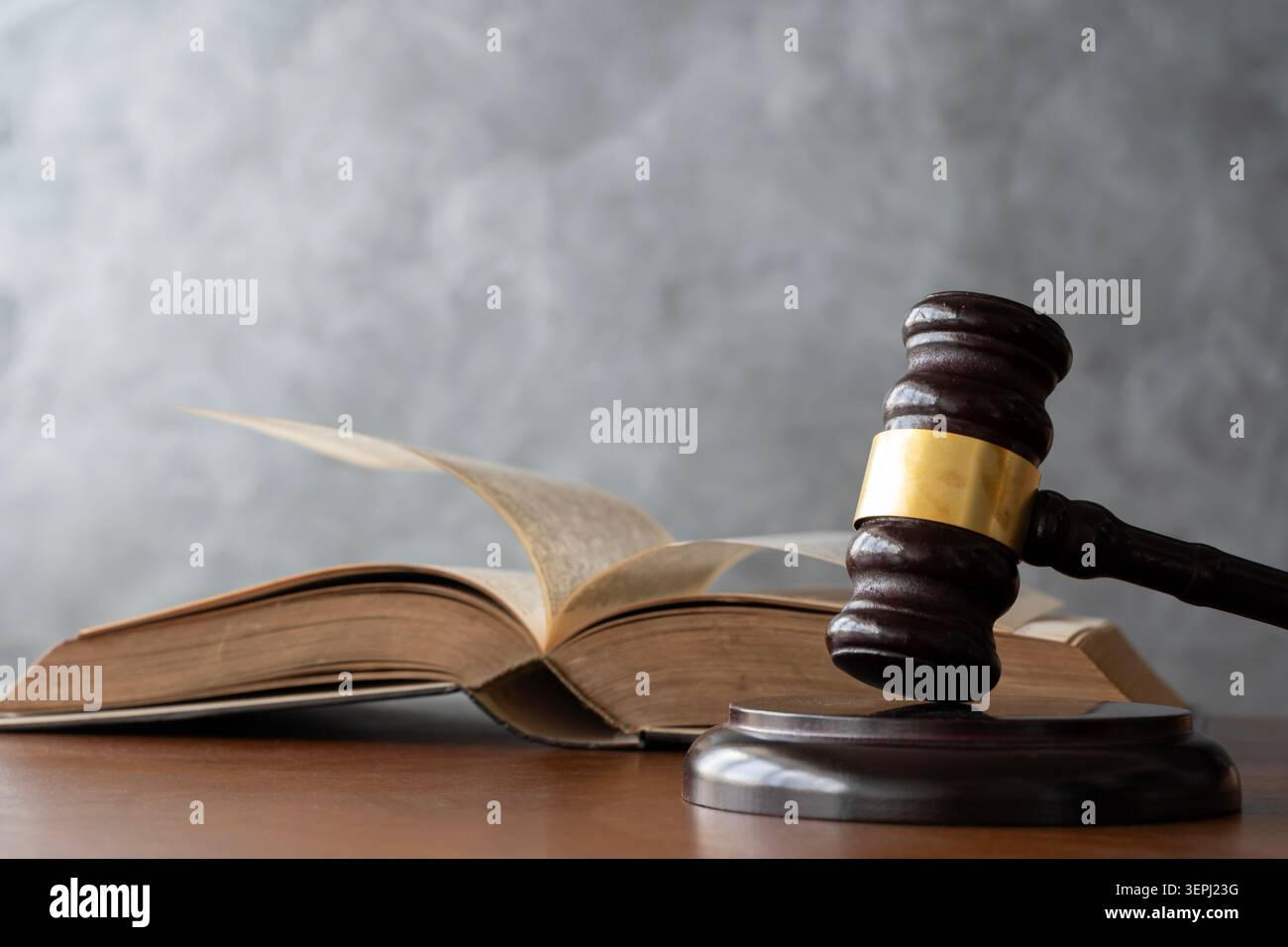 Gerichtsbarabel in der Nähe eines offenen juristischen Buches, mit Seiten in Bewegung, die Gerechtigkeit, Rechtsstudium, juristische Autorität, Urteile, und gerichtliche Entscheidungen verheimlichen Stockfoto