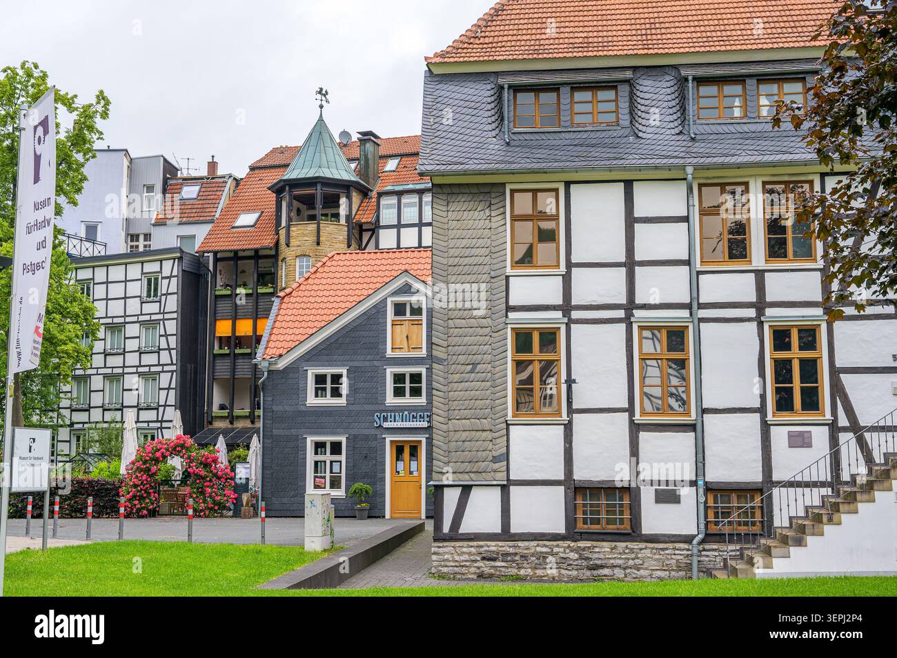 Iserlohn, Deutschland - 05. Juni 2026: Historisches Fachwerkgebäude mit Schieferdach. Stockfoto