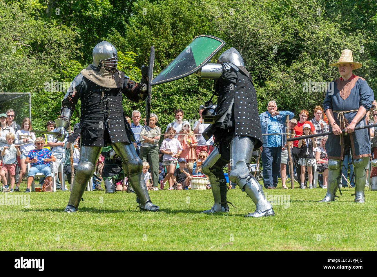 Invicta Medieval Combat in der Hauptarena auf der Old Fair of Abinger, Juni 2026, Abinger Common Village, Surrey, England, UK Stockfoto