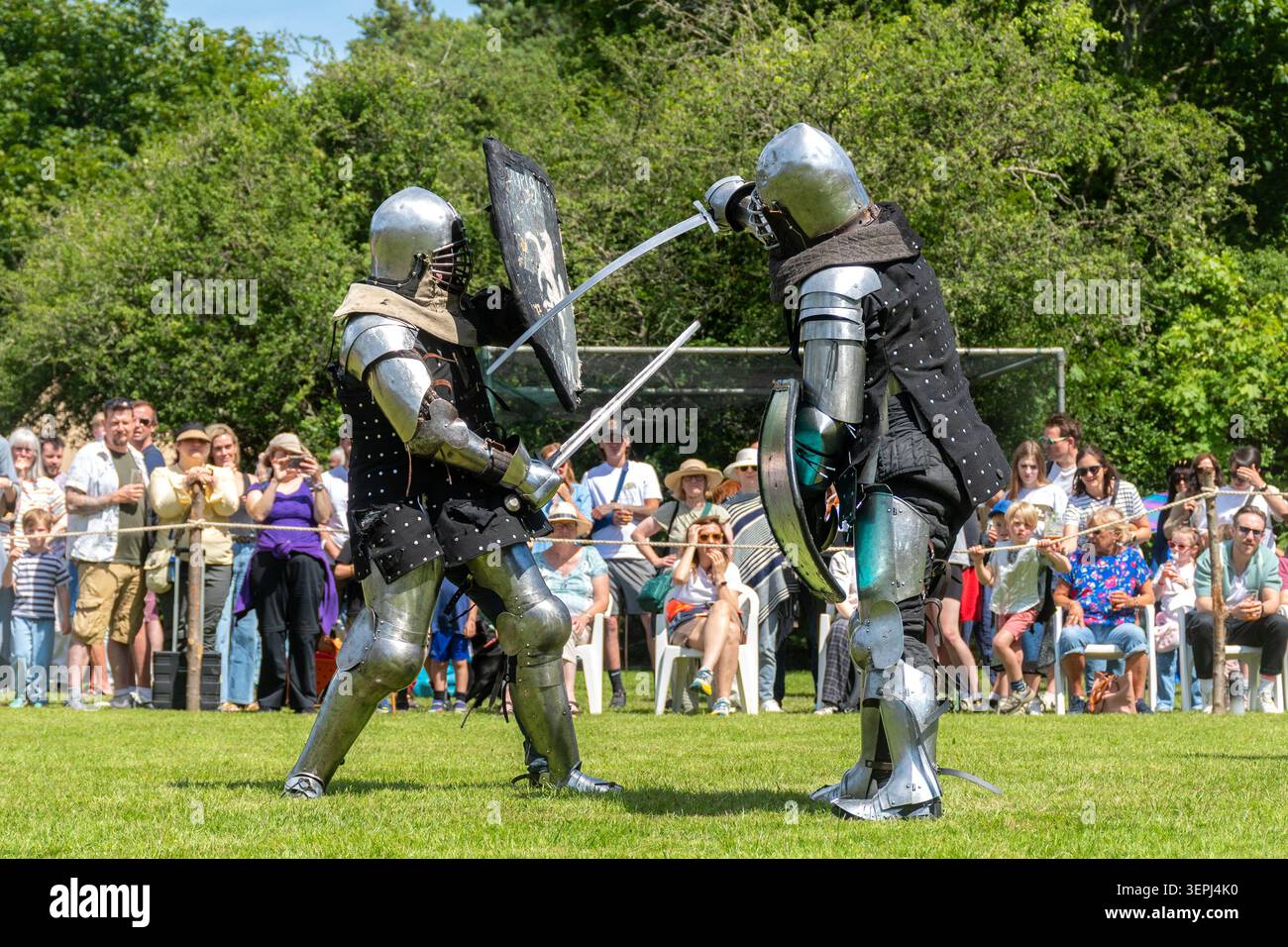 Invicta Medieval Combat in der Hauptarena auf der Old Fair of Abinger, Juni 2026, Abinger Common Village, Surrey, England, UK Stockfoto