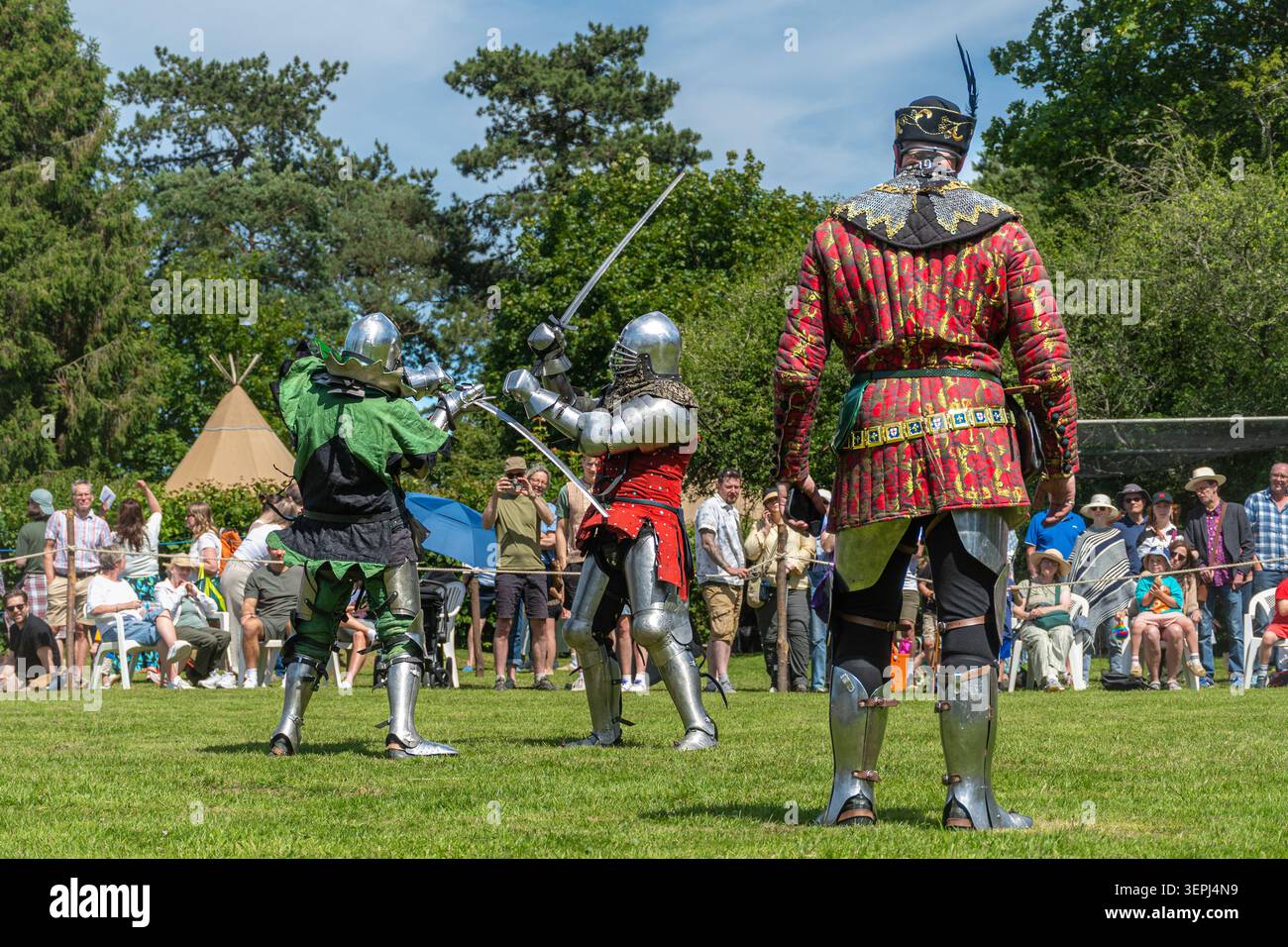 Invicta Medieval Combat in der Hauptarena auf der Old Fair of Abinger, Juni 2026, Abinger Common Village, Surrey, England, UK Stockfoto
