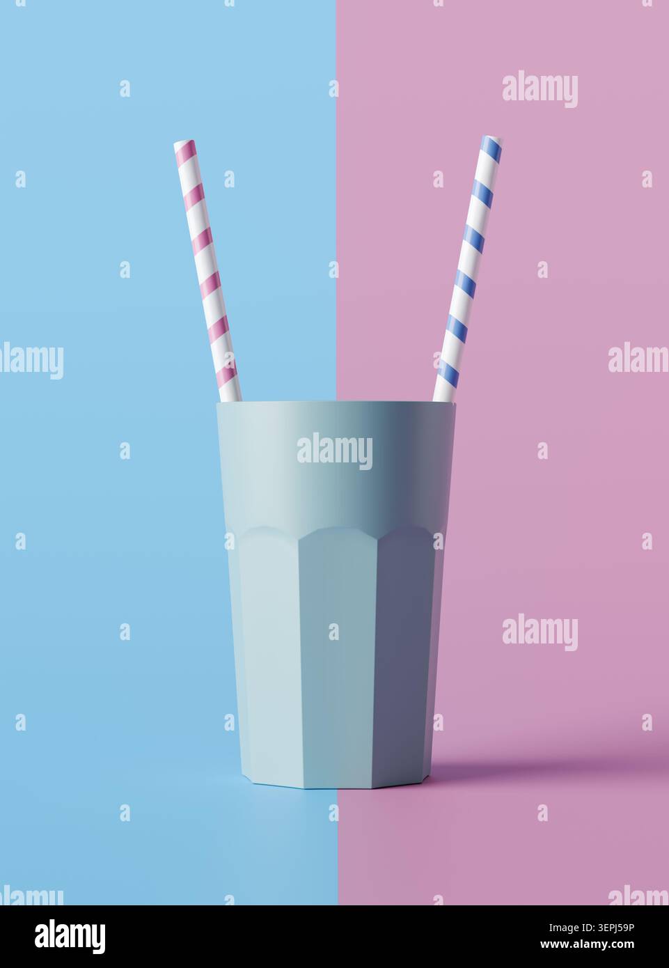 Blassblaues Glas mit einem rosa gestreiften Strohhalm und einem blau gestreiften Strohhalm auf einem geteilten blauen und rosa pastellfarbenen Hintergrund Stockfoto
