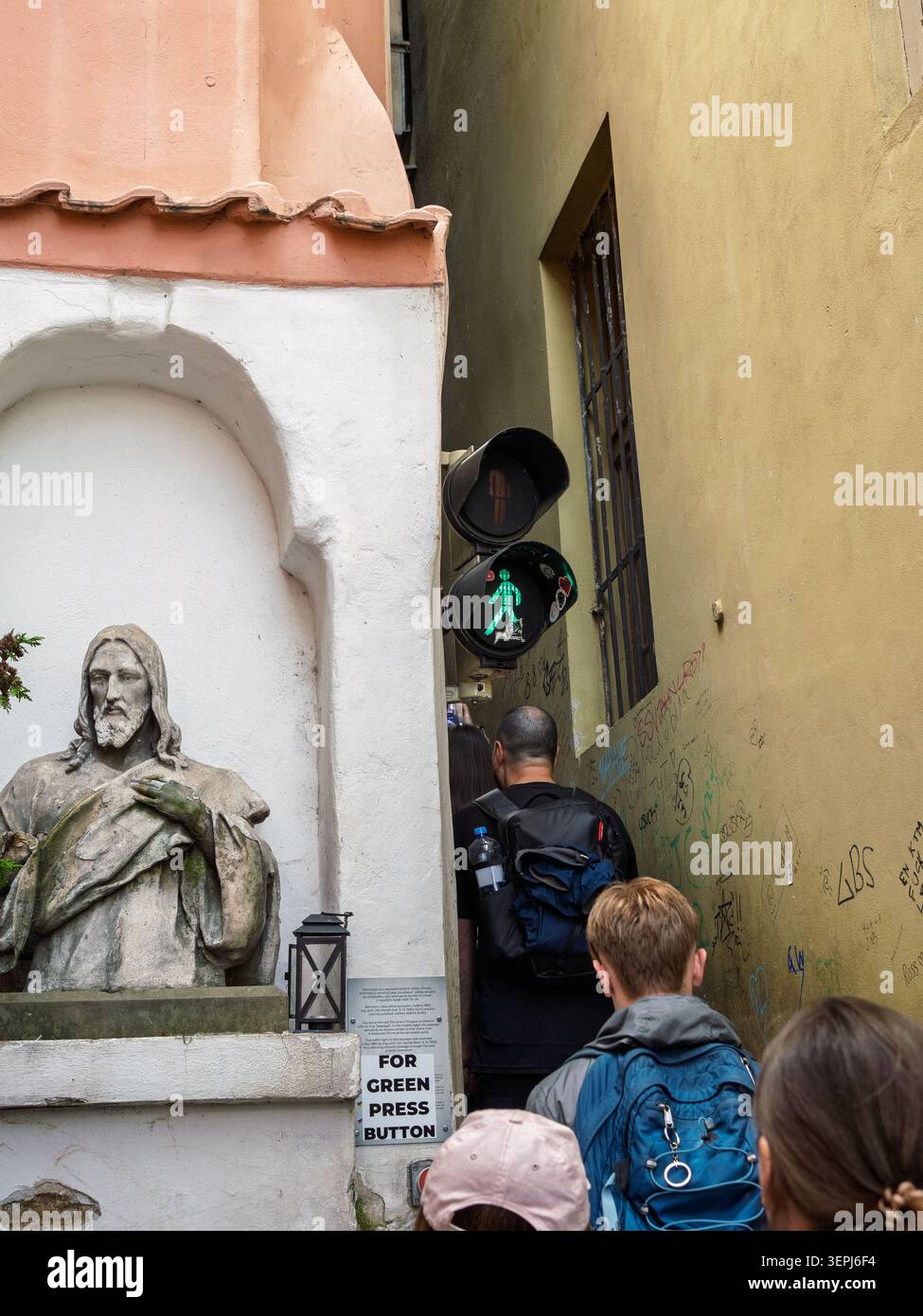 Statue Von Jesus Christus Neben Dem Eingang Der Sehr Engen Gasse Mit Ampel, Prag, Tschechische Republik. Stockfoto