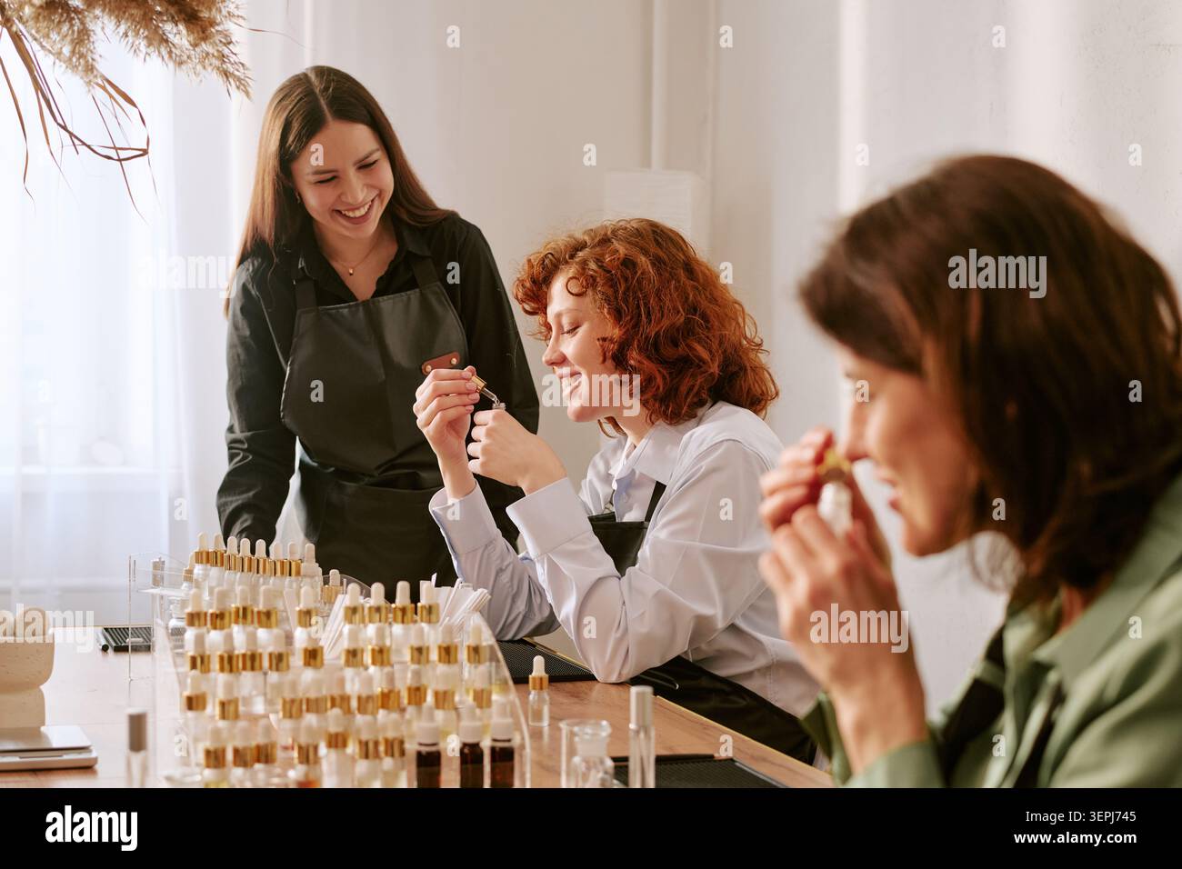 Erwachsene Frauen testen Duftstoffe in der Parfümwerkstatt Stockfoto