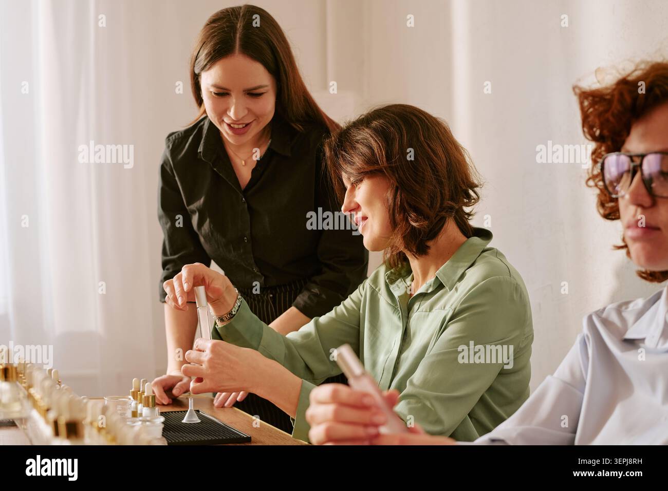 Erwachsene Frauen, die sich Parfüm ansehen Stockfoto