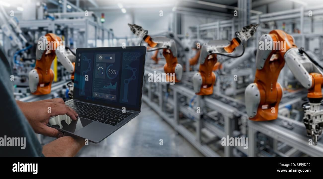 Intelligentes Industriesteuerkonzept mit Händen, die ein Tablet halten, um automatisierte Robotermaschinen in einer modernen Fertigungsanlage zu überwachen Stockfoto