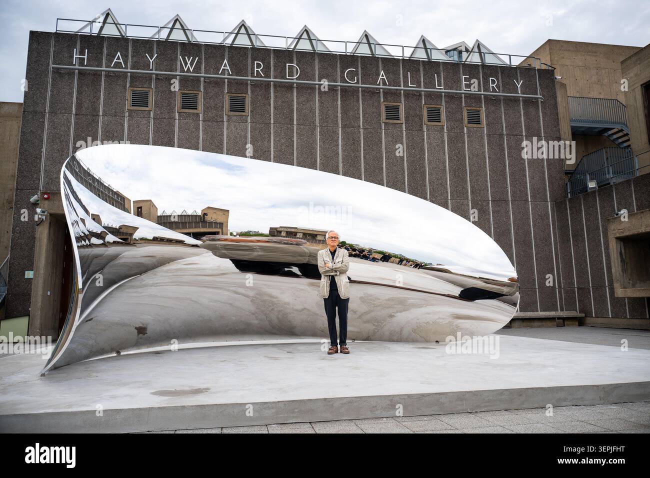 London, Großbritannien. Juni 2026. Porträts des Künstlers Anish Kapoor, der in die Hayward Gallery zurückkehrt, wo er vor 30 Jahren seine ersten großen britischen Ausstellungen inszenierte. Die Ausstellung zeigt makellose Stahlspiegelskulpturen, die sich verziehen, verzerren und desorientieren; geheimnisvolle Objekte, die mit Vantablack beschichtet sind – der schwärzesten bekannten Substanz der Welt. Di 16 Jun – So 18 Okt 2026 Credit: Mary-Lu Bakker/Alamy Live News Stockfoto