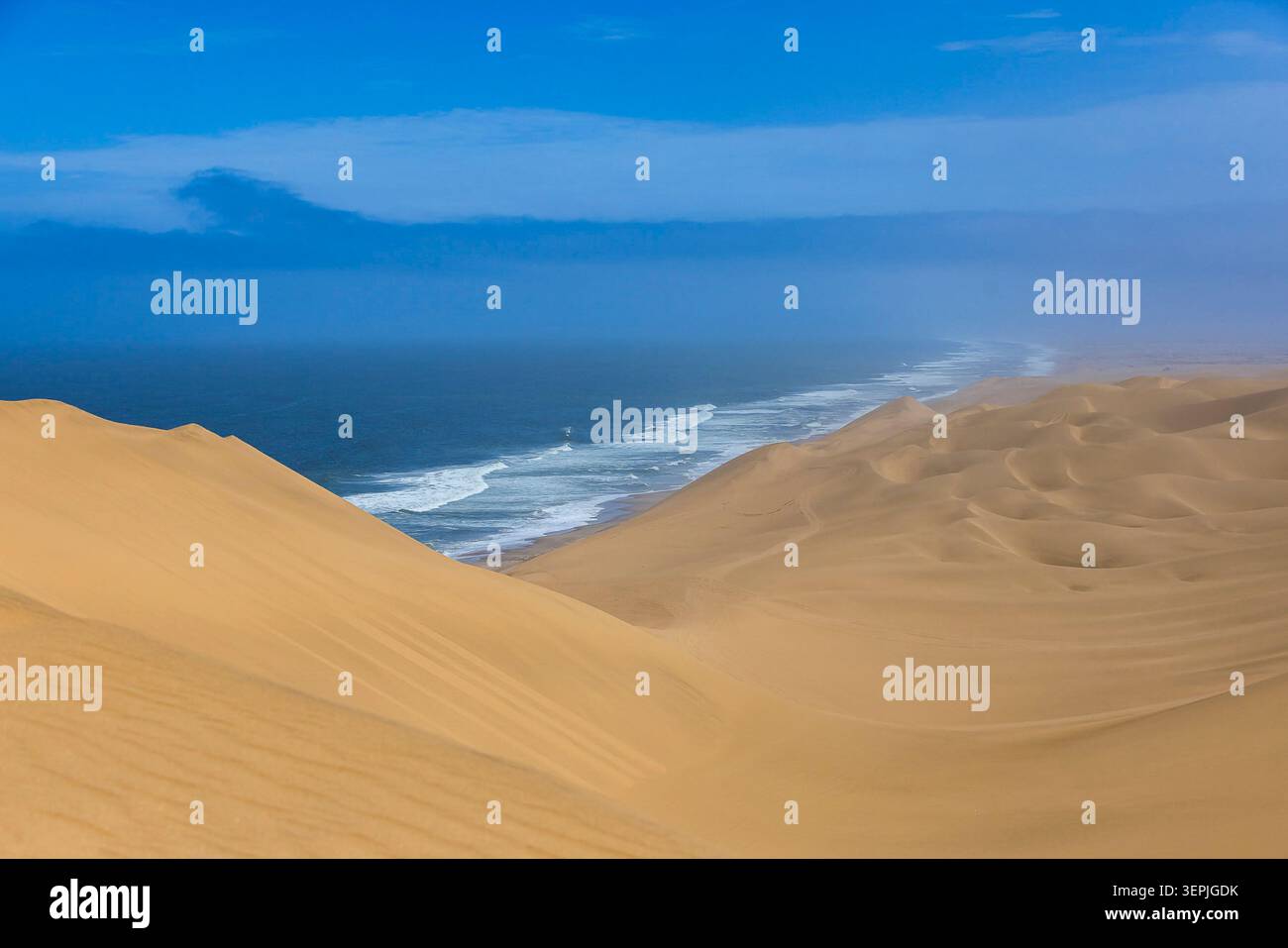 Wo riesige Wüstensanddünen auf das Meer treffen Stockfoto