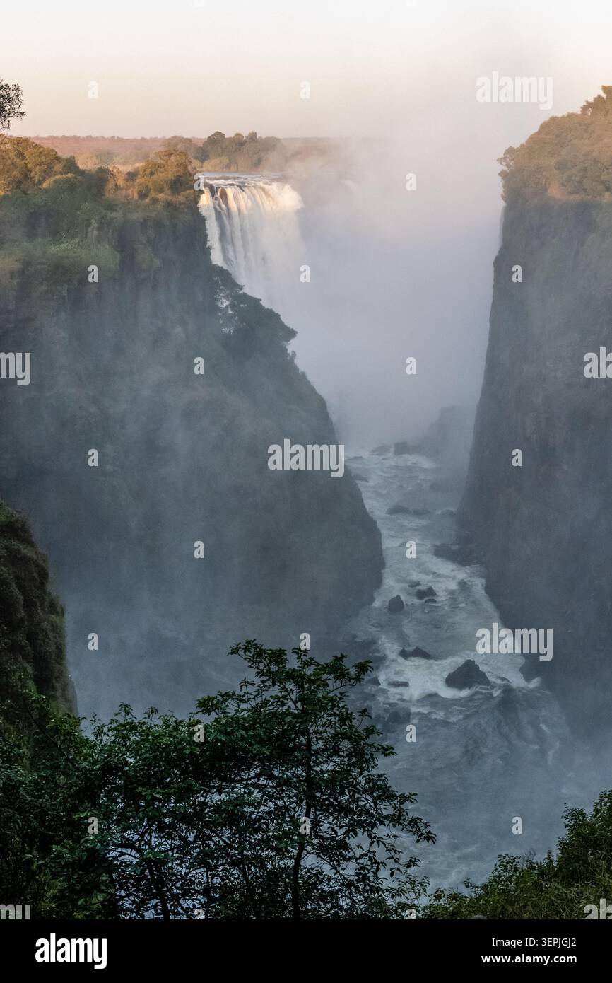 Nahaufnahme der Victoriafälle an der Grenze zu Simbabwe und Sambia. Stockfoto