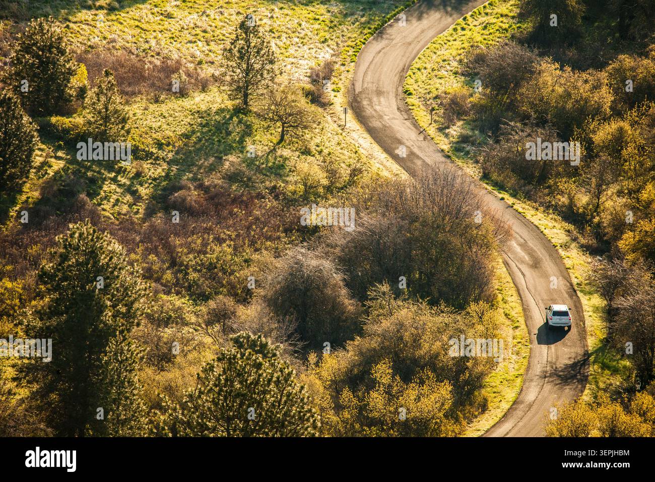 Aus der Vogelperspektive eines Autos auf einer kurvenreichen Landstraße Stockfoto