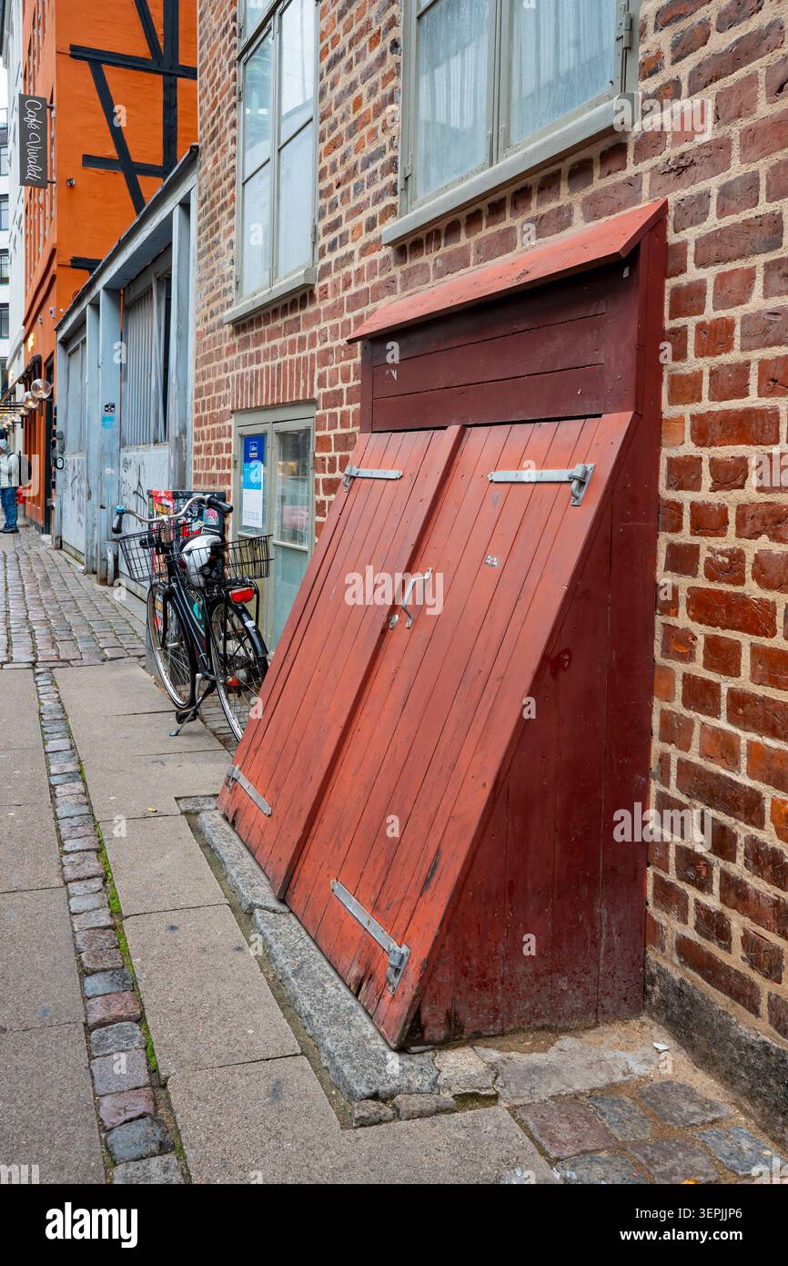 Ein traditionelles Kohlekeller oder eine Kellerluke in Kopenhagen, Dänemark Stockfoto