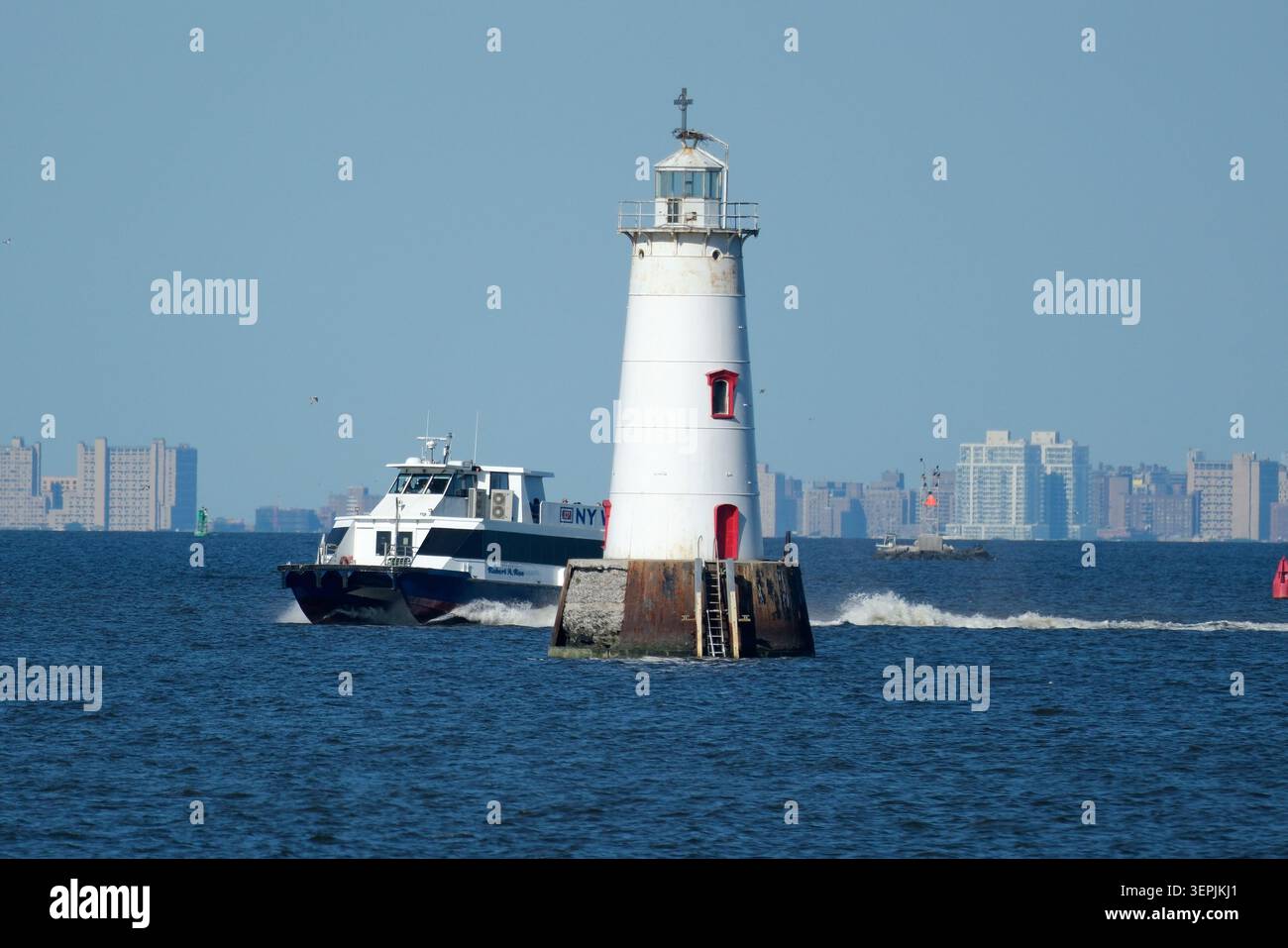 Die New York Waterway Fähre passiert den Great Beds Lighthouse in Raritan Bay, New Jersey Stockfoto