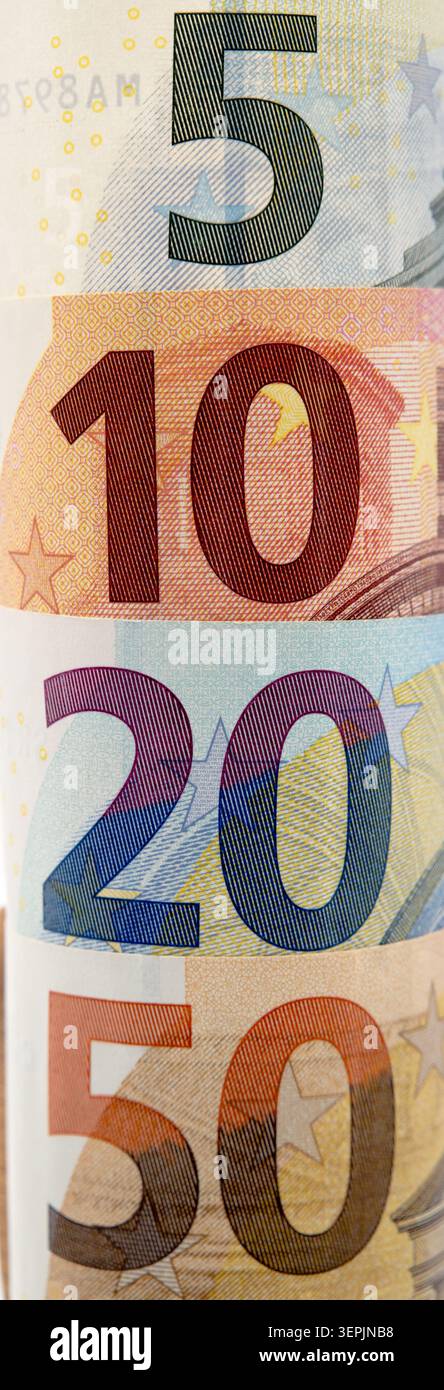 5, 10, 20, 50 Euro. Banknoten und ein grüner Pfeil nach oben. Stockfoto