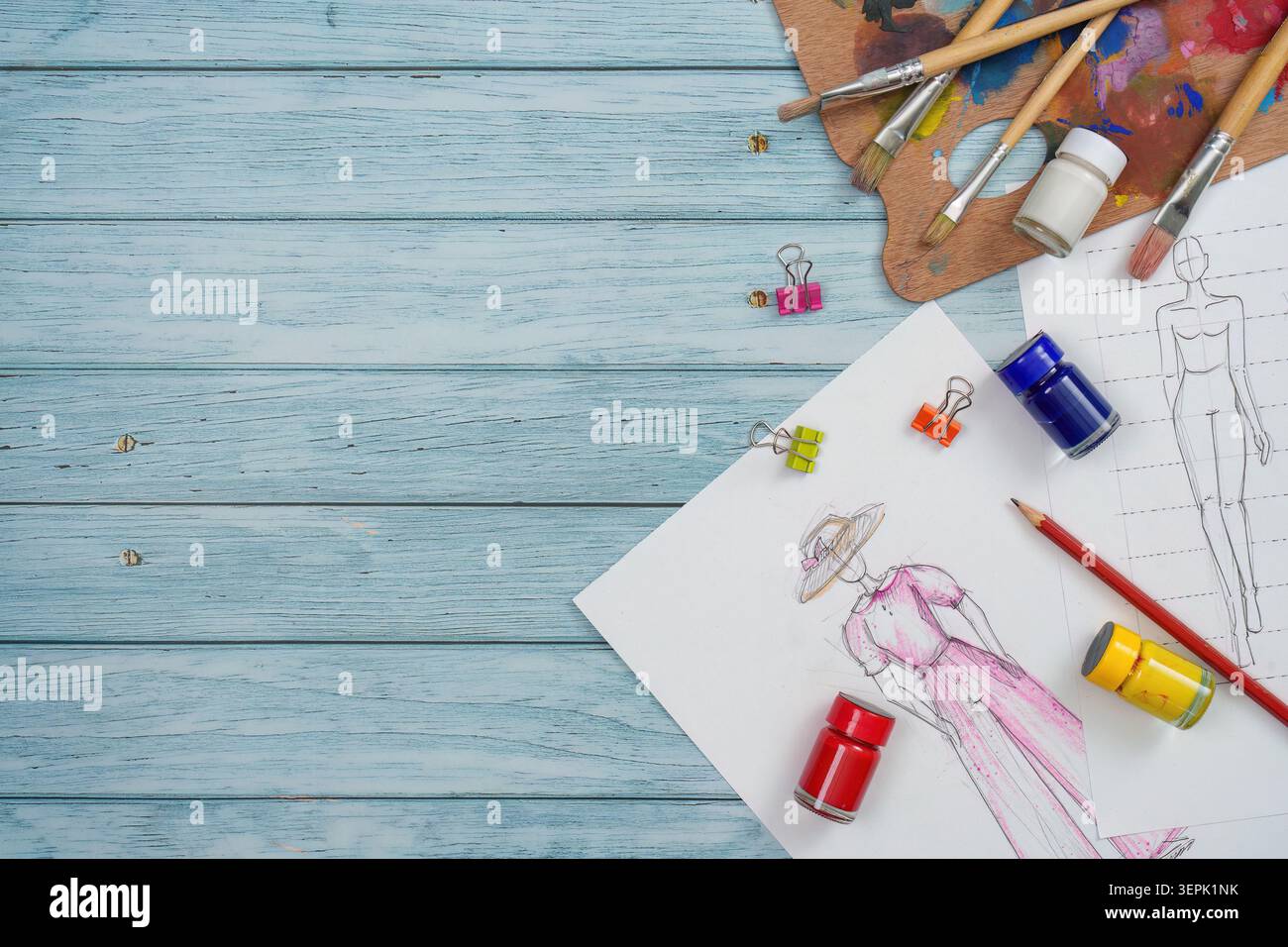 Mode-Design-Kunst kreative Skizzen-Illustrationsprozess auf hölzernem Schreibtisch Hintergrund Künstler Stockfoto