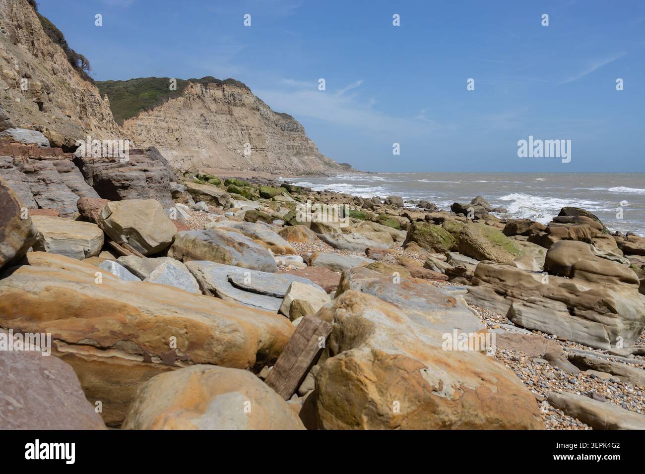 Blick auf einen Rocky Beach und Küstenhorizont Stockfoto