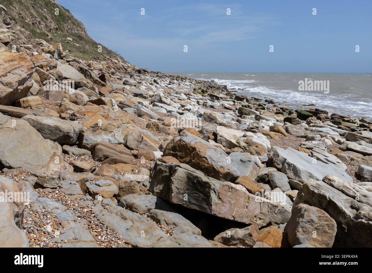Blick auf einen Rocky Beach und Küstenhorizont Stockfoto