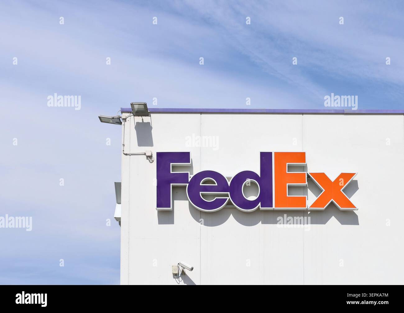 Udine, Italien. Juni 2026. FedEx-Logo vor der lokalen Niederlassung auf dem Hintergrund des Himmels. Es ist ein amerikanisches multinationales Unternehmen, das im Transportwesen tätig ist Stockfoto