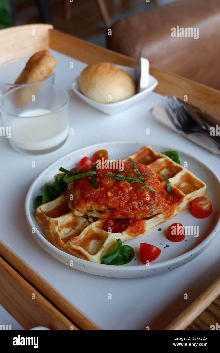 Eine Waffel mit Tomatensauce, Frühstück Stockfoto