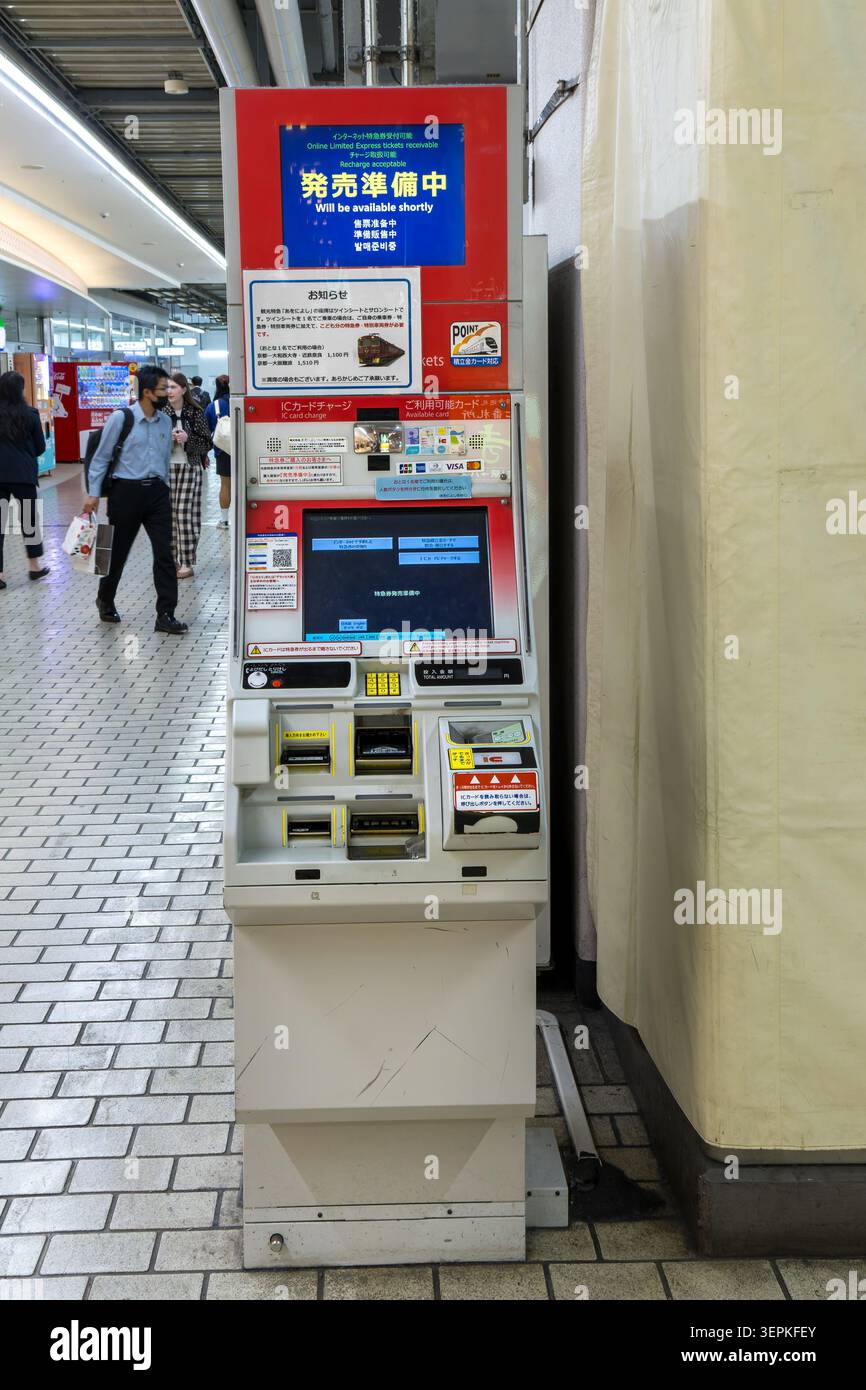 Kyoto, Japan, 20. April 2026, Ticketautomat mit nicht verfügbarer Benachrichtigung, während Reisende am Bahnhof warten Stockfoto