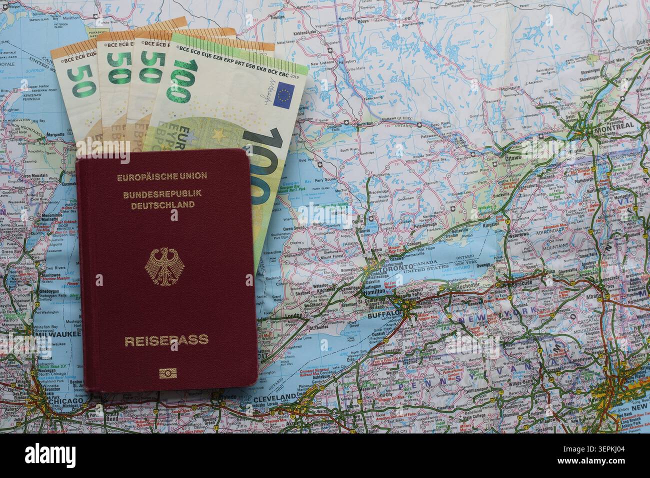 ravel-Konzept mit Geld und Reisepass auf einer Karte Stockfoto