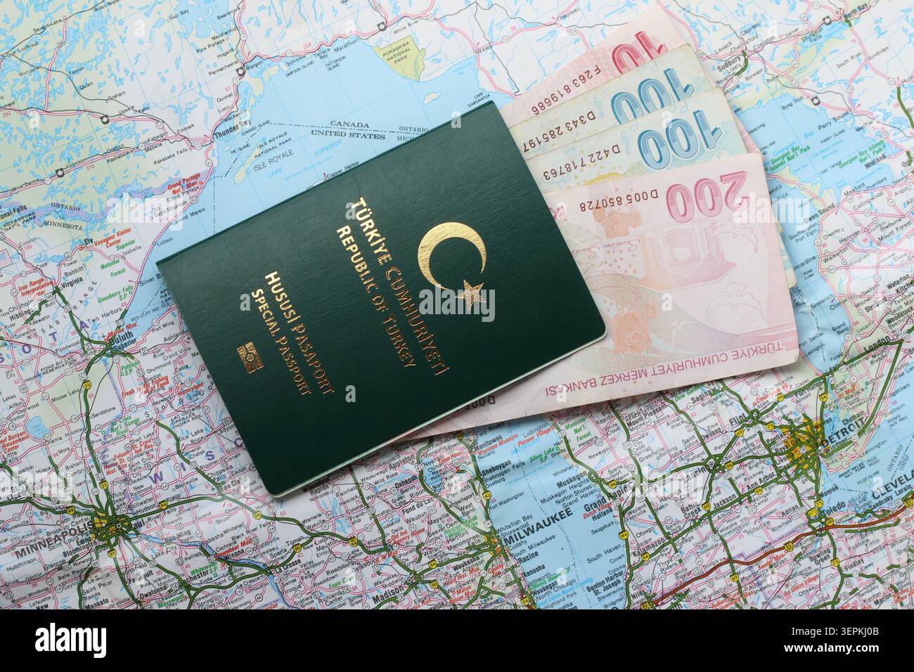 ravel-Konzept mit Geld und Reisepass auf einer Karte Stockfoto
