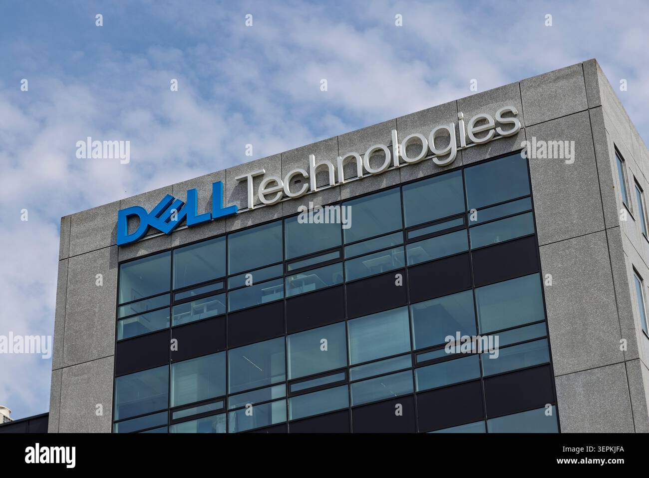 Amsterdam, Niederlande - Mai 31 2026: Außenfassade des Dell Technologies-Firmengebäudes mit dem Firmenlogo. Stockfoto