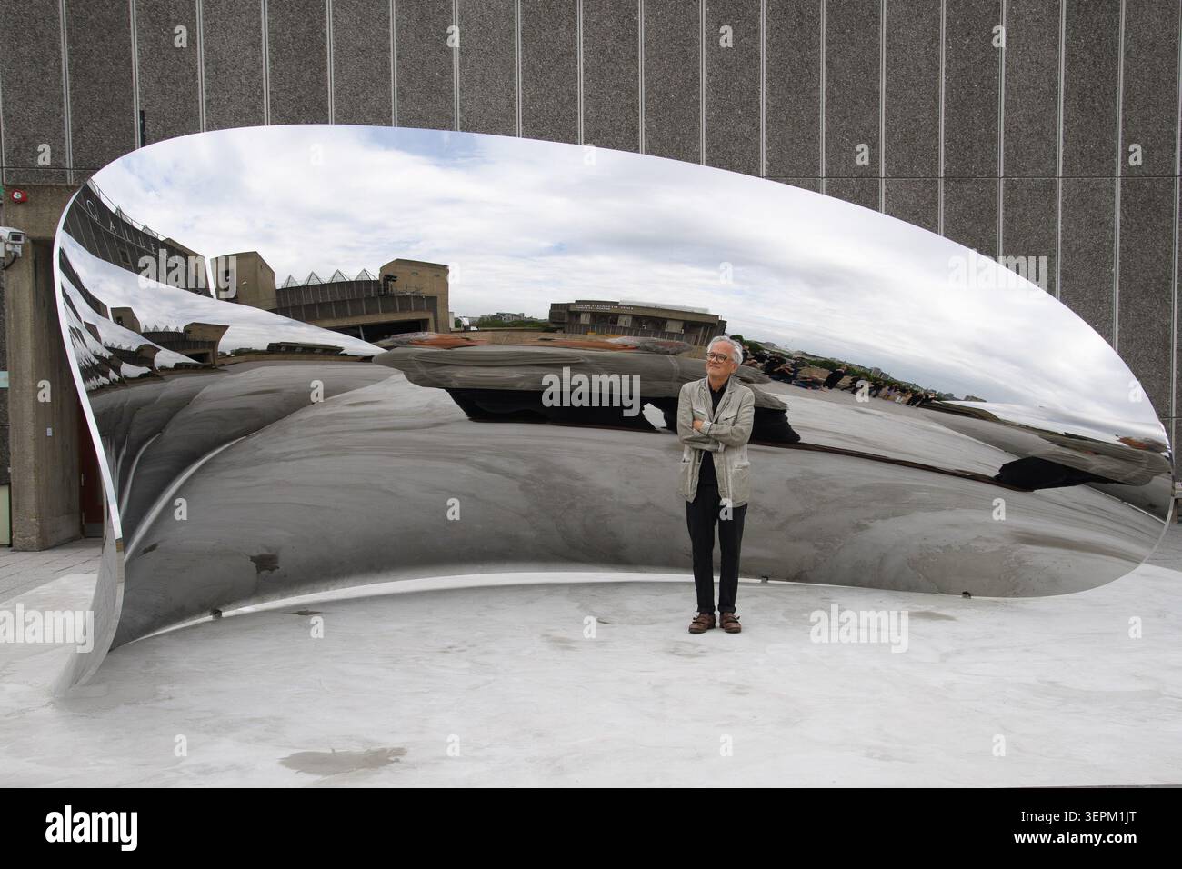 London, Großbritannien. Juni 2026. Der Künstler Anish Kapoor posiert mit seinem Werk „Tsunami“ als Teil einer Ausstellung von Anish Kapoor in der Hayward Gallery, die vom 16. Juni 2026 bis zum 18. Oktober 2026 stattfindet. Quelle: Justin Ng/Alamy Live News Stockfoto
