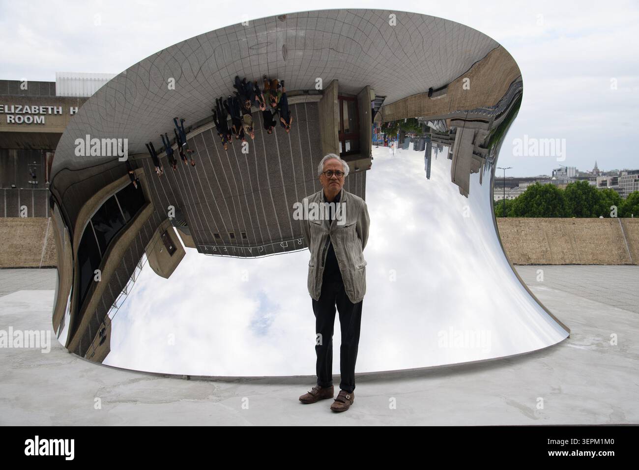 London, Großbritannien. Juni 2026. Der Künstler Anish Kapoor posiert mit seinem Werk „Tsunami“ als Teil einer Ausstellung von Anish Kapoor in der Hayward Gallery, die vom 16. Juni 2026 bis zum 18. Oktober 2026 stattfindet. Quelle: Justin Ng/Alamy Live News Stockfoto