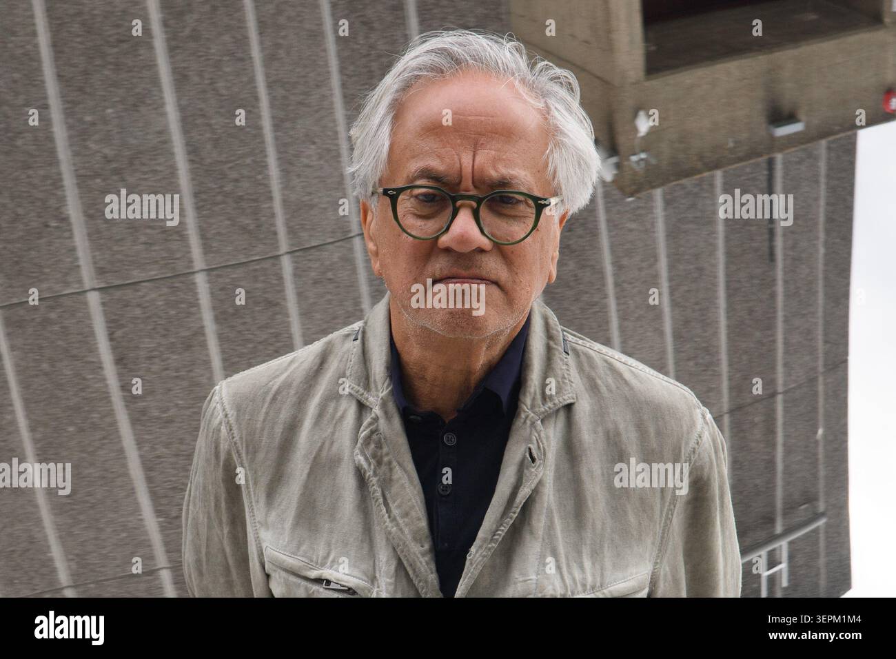 London, Großbritannien. Juni 2026. Der Künstler Anish Kapoor posiert mit seinem Werk „Tsunami“ als Teil einer Ausstellung von Anish Kapoor in der Hayward Gallery, die vom 16. Juni 2026 bis zum 18. Oktober 2026 stattfindet. Quelle: Justin Ng/Alamy Live News Stockfoto