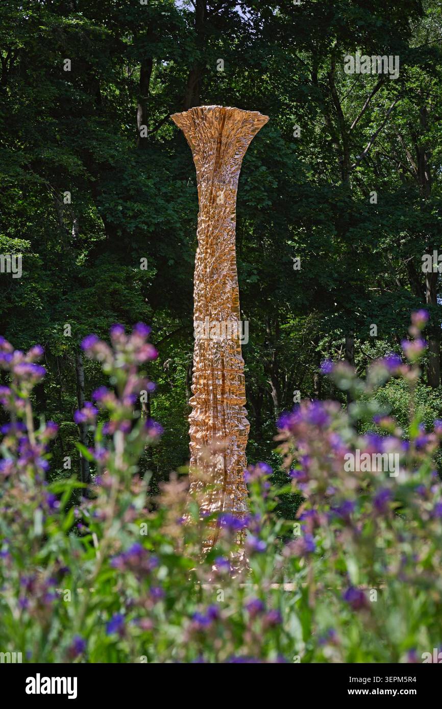 Das zwoelf Tonnen schwere Mahnmal für die im Nationalsozialismus verfolgten und ermordeten Zeugen Jehovas im Berliner Tiergarten soll am 24.06.2026 eigeweiht werden Foto vom 11.06.2026. Das Denkmal geht auf einen Beschluss des Bundestags von 2023 zurueck. Die fast fuenf Meter hohe abstrakte Bronzestele wurde nach einem Entwurf des Kuenstlers Matthias Leeck gestaltet. Die Glaubensgemeinschaft der Zeugen Jehovas war den Angaben zufolge ab 1933 in Deutschland und ab 1938 auch im nationalsozialistisch beherrschten Europa systematisch verfolgt. Mehr als 15,500 Frauen und Maenner wurden demnach i Stockfoto