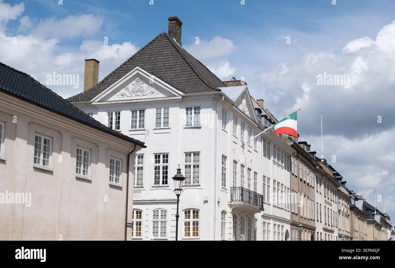 Historisches Gebäude der italienischen Botschaft mit Flagge in Kopenhagen Dänemark Stockfoto