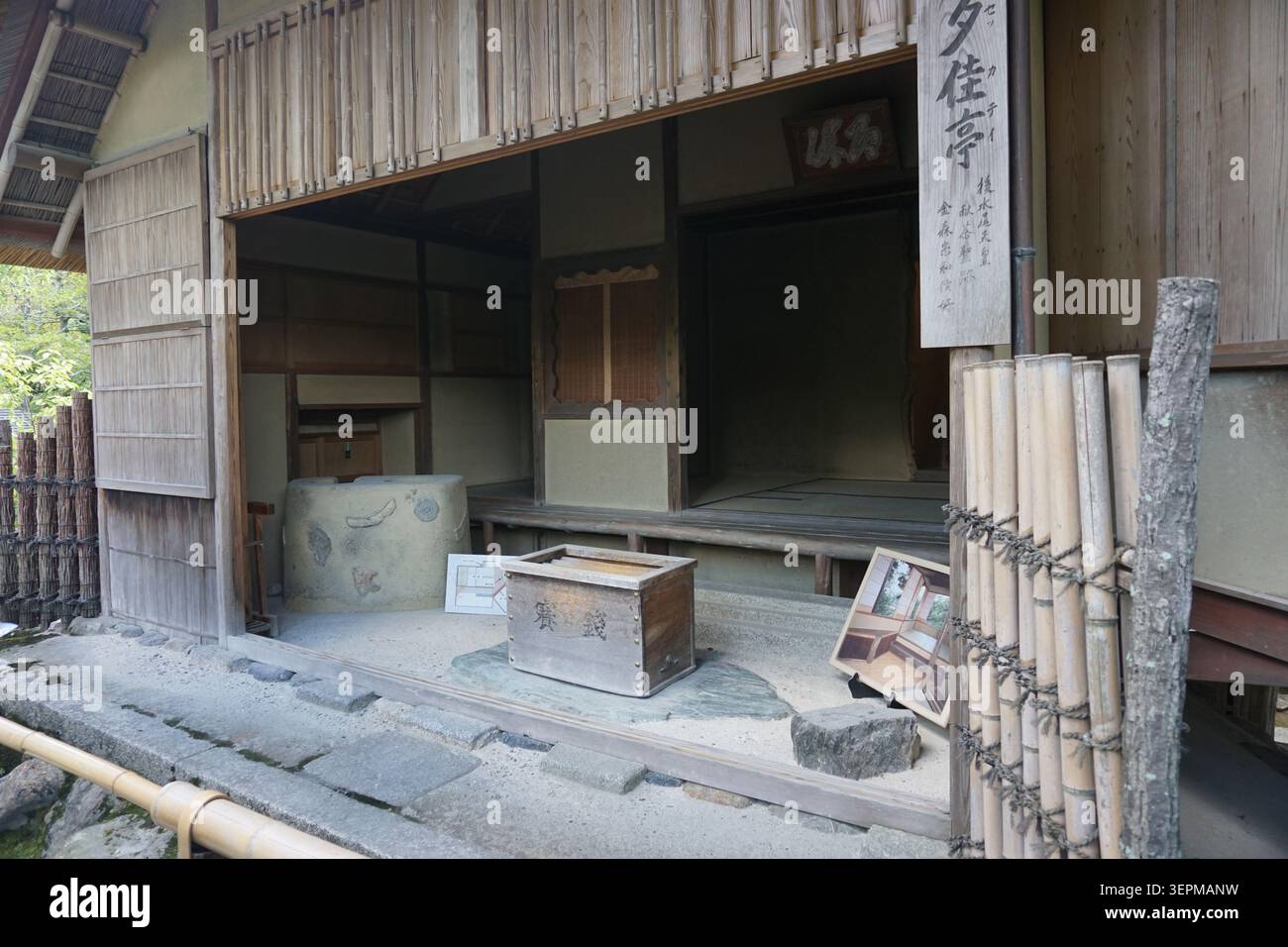 Traditionelles japanisches hölzernes Teehaus oder historisches Gebäude mit offenem Innenraum und vertikalem Schild im Nara Park, Japan Stockfoto