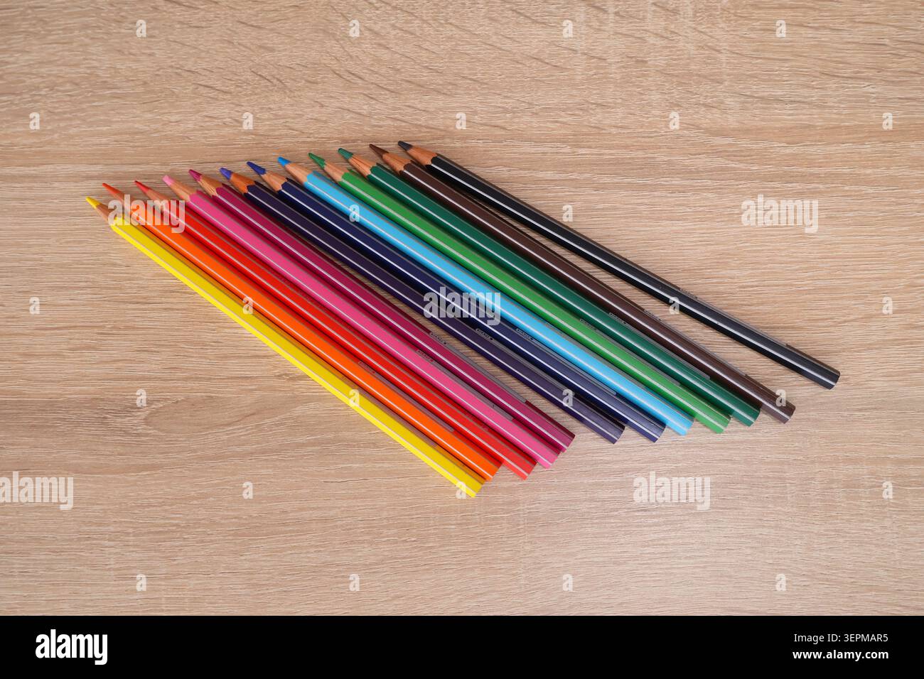 Farbstifte auf einem Holztisch Stockfoto