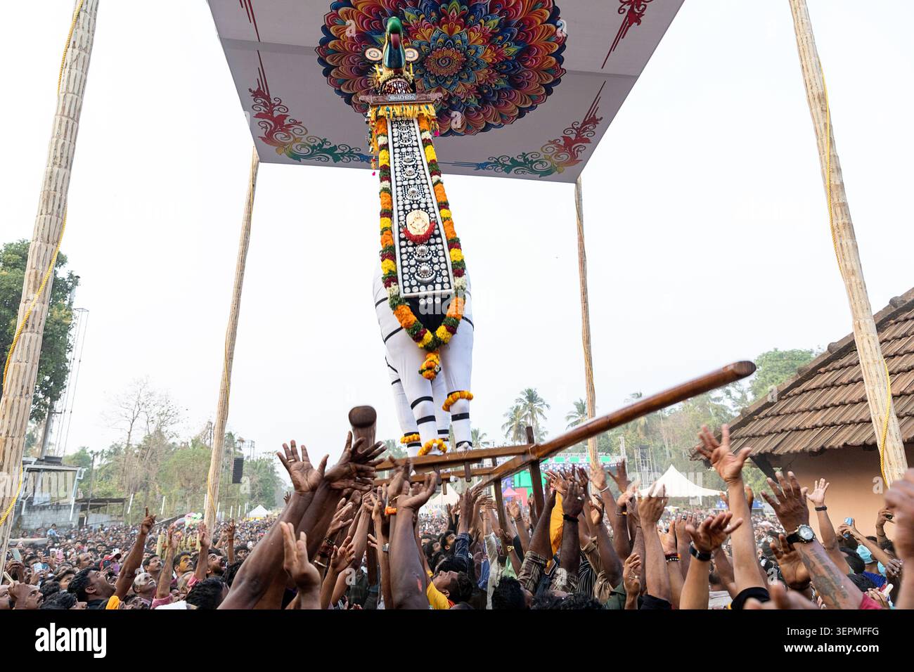 Spektakuläres Machad-Mamangam-Fest in Kerala, Indien, mit massiven geschmückten hölzernen Pferdestrukturen, traditionellen Musikern und Darstellern. Stockfoto